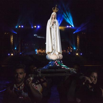 Imagem Peregrina da Virgem de Fátima acompanha escuteiros